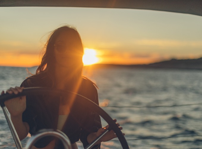 Maui Jim Model Segelt mit Sonnenbrille im Sonnenuntergang