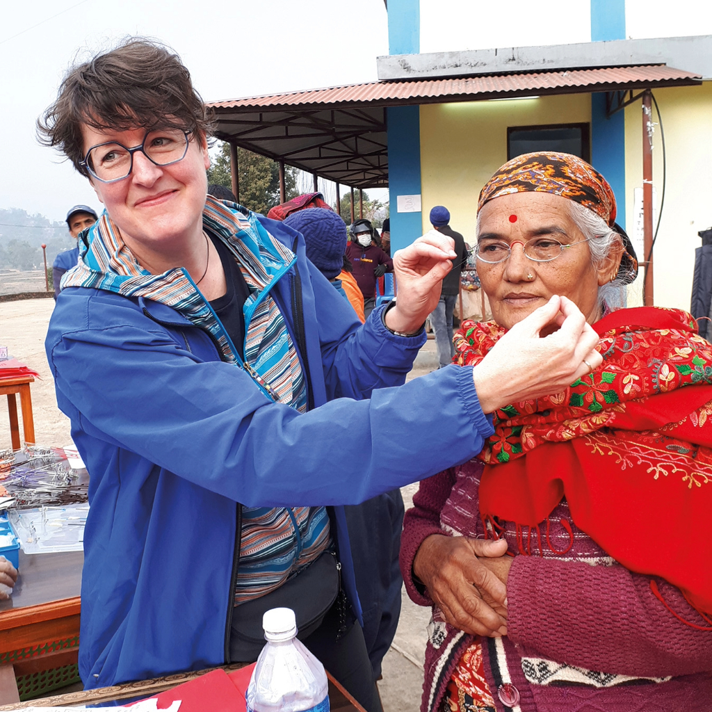 Karin Paulus leistet Hilfe in Nepal in Form von Brillen